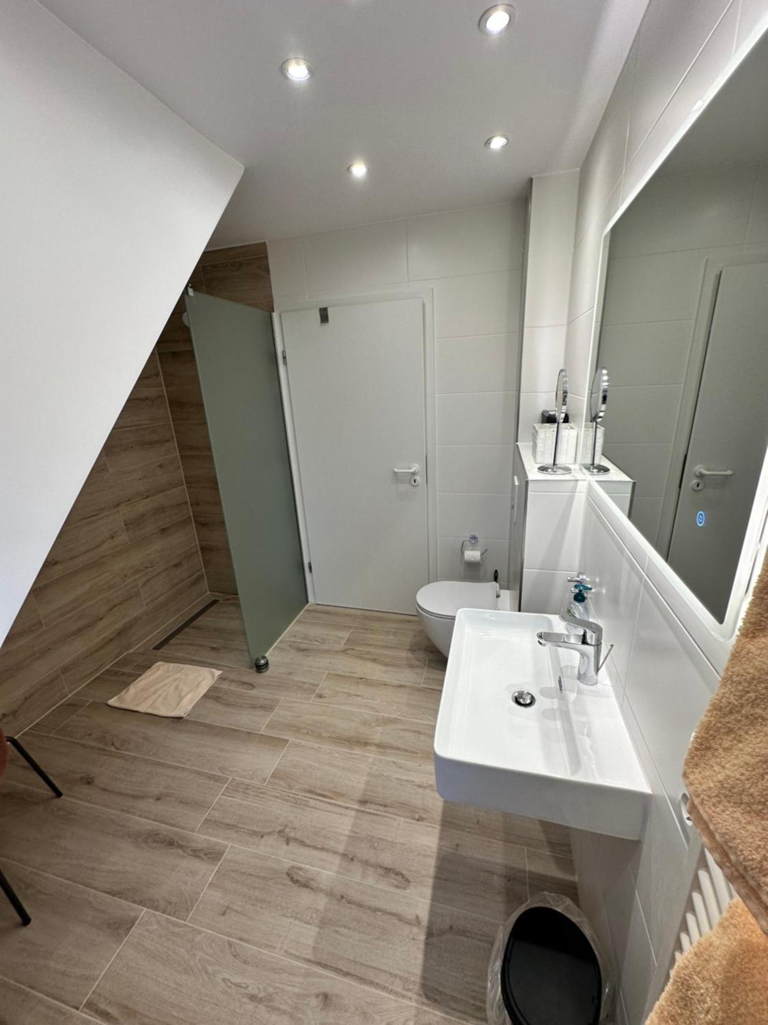 Zwei Ferienwohnungen Anker Max 5 Personen & Leuchtturm Max 4 Personen, Direkt In Steinhude Scheunenviertel, Balkon, Wlan , Privater Parkplatz, Wallbox Luaran gambar